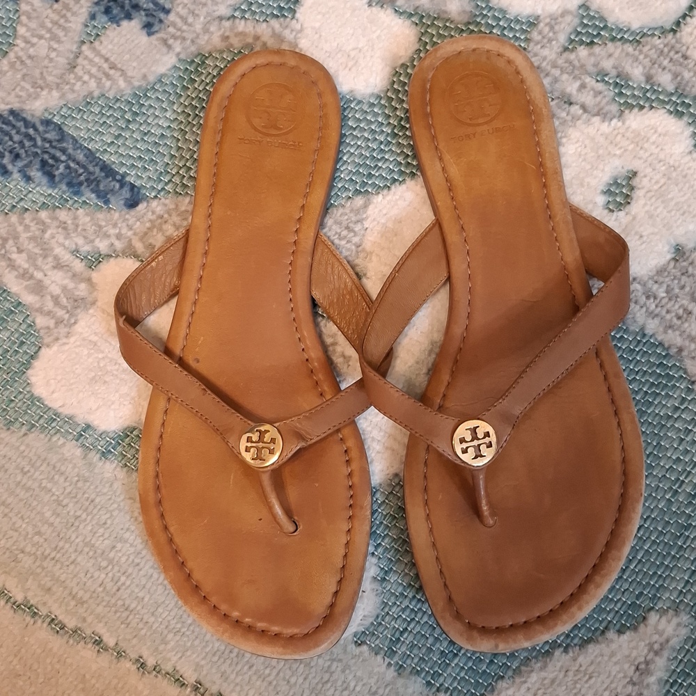 Tori Burch sz 10, Thora, flip flop leather sandles in carmel. Very mild wear.